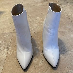 PRETTY LITTLE THING - white boot heels
